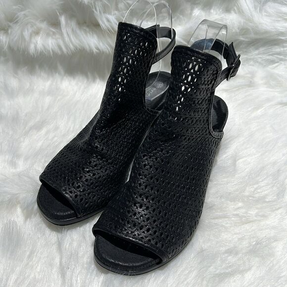 Brand New Eric Michael Tiffany Women’s‎ Sandals Size 37/6-6.5.  B71